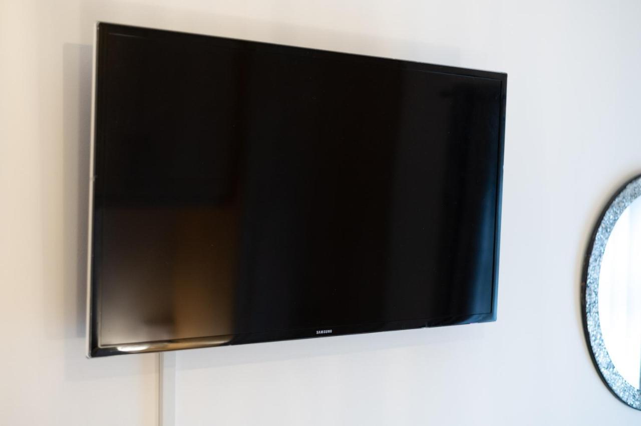 Spacious With Parking - Tv In Every Bedroom! Apartment