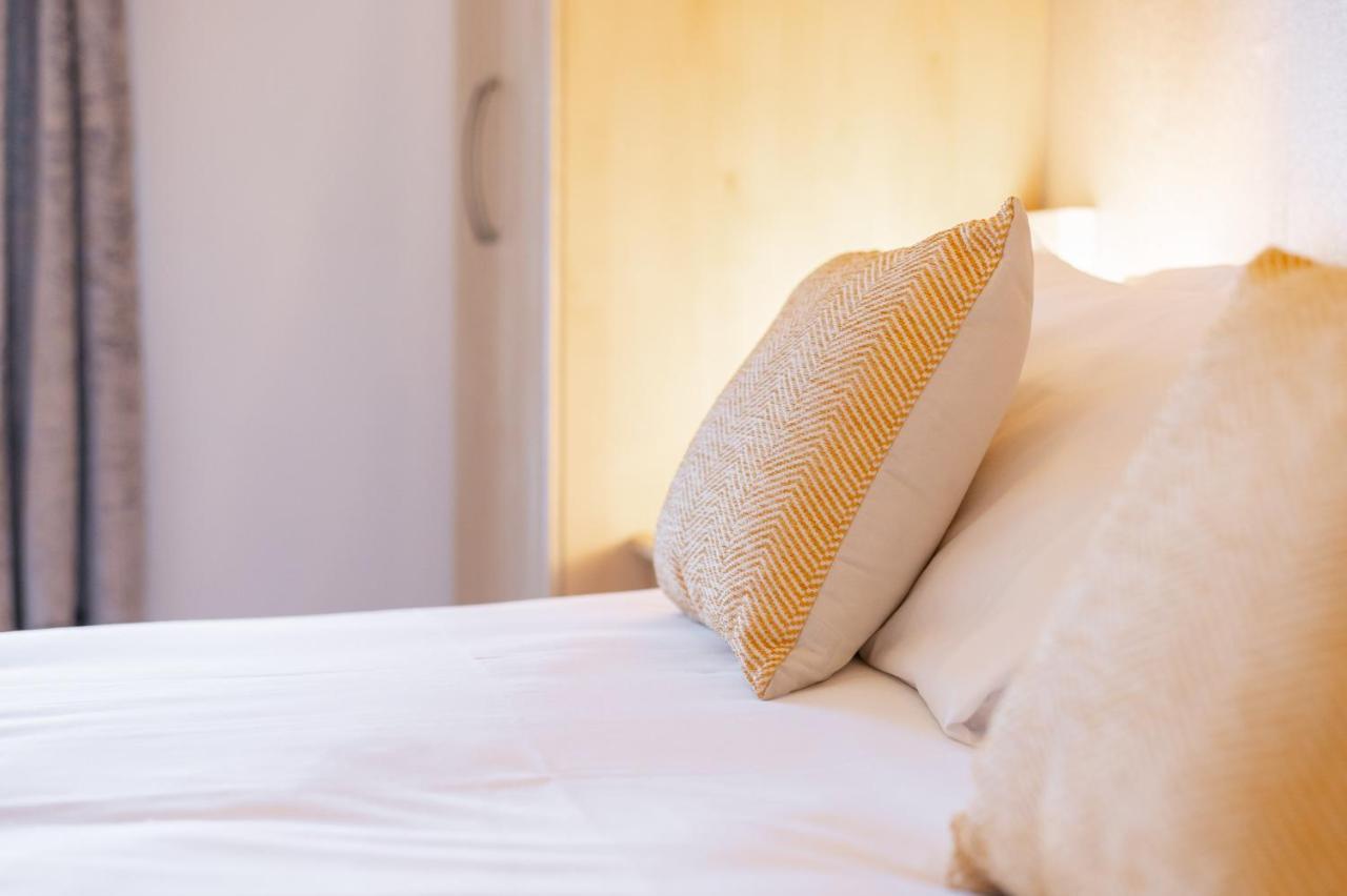 Spacious With Parking - Tv In Every Bedroom! *