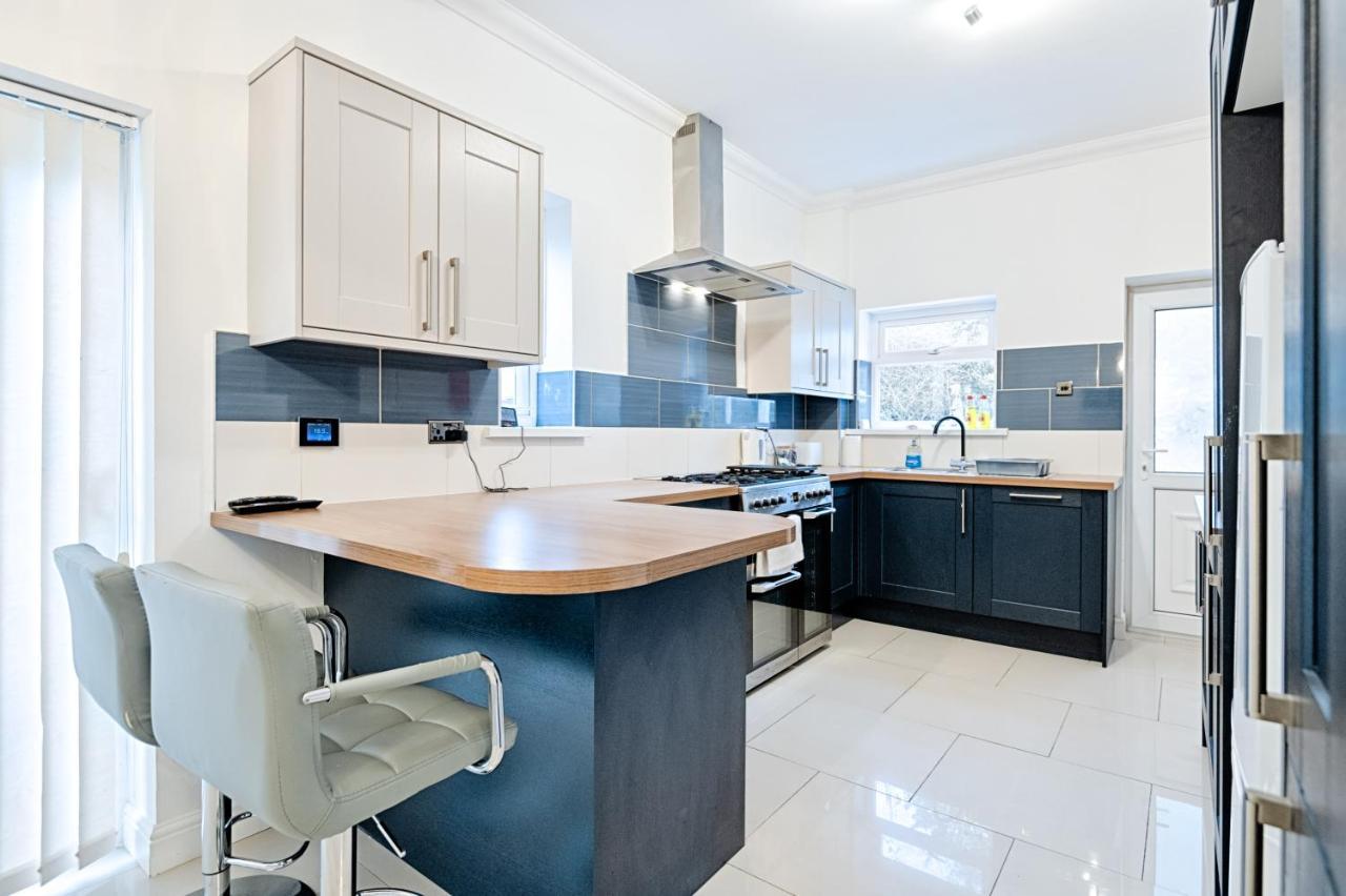 Spacious With Parking - Tv In Every Bedroom! Apartment *