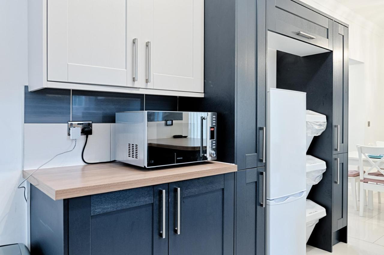 Spacious With Parking - Tv In Every Bedroom! *
