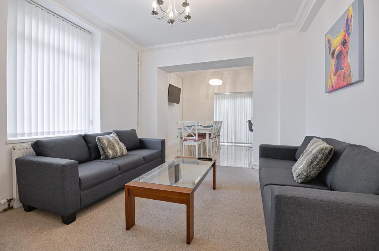 Spacious With Parking - Tv In Every Bedroom! * Swansea